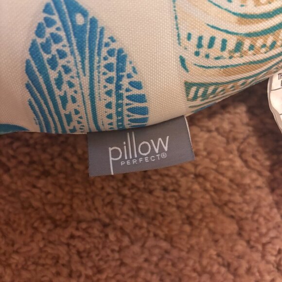 Pillow Perfect Tufted Seat Cushion 15"x15" Blue Hooked Seaside 1 Count Outdoor - Picture 3 of 7